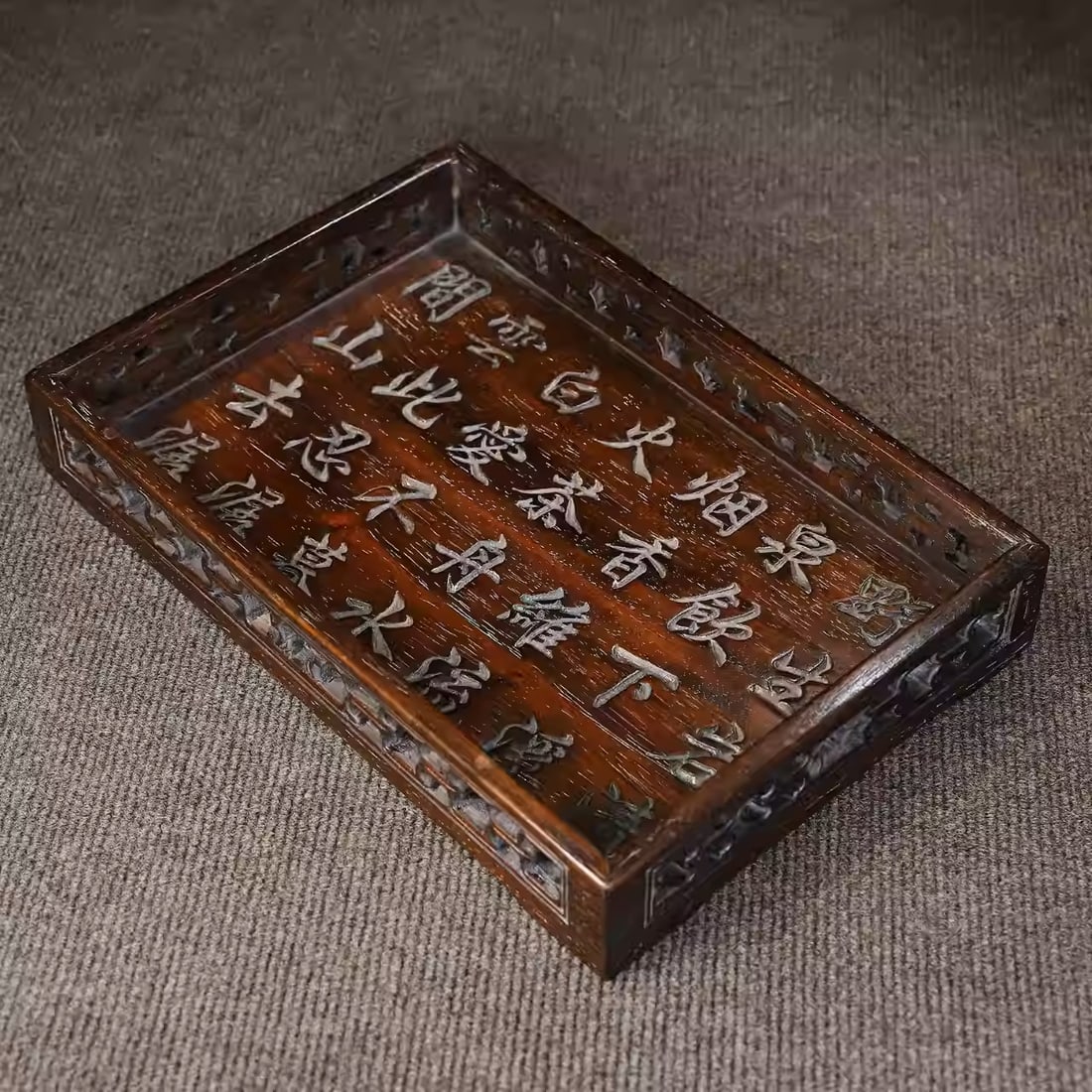 Rosewood tea tray with engraved characters: Dimensions: Length 33cm, Width 22.5cm, Height 5.5cm