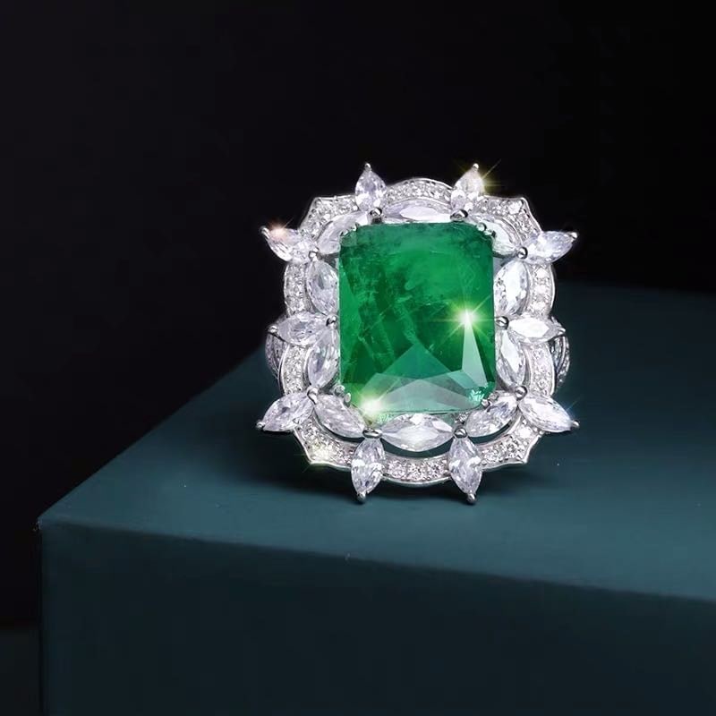 925 Silver Emerald Ring: 925 Silver Emerald Ring ****** Metal: 925 Silver / Main Stone: Emerald / Color: Green / Size: 20*28mm