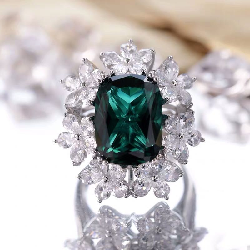 925 Silver Emerald Ring: 925 Silver Emerald Ring ****** Metal: 925 Silver / Main Stone: Emerald / Color: Green / Main Stone Size: 13*18mm / Size: 30*35mm