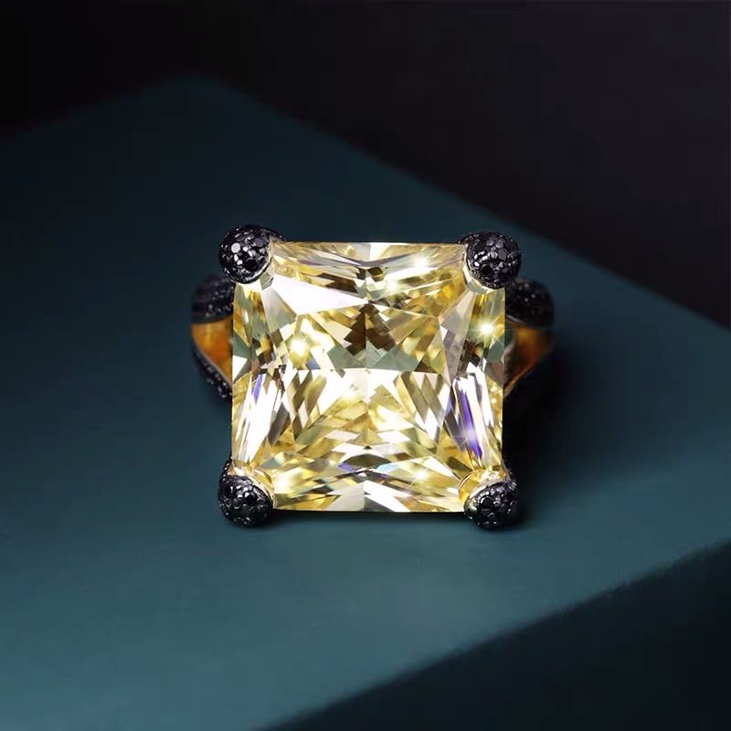 925 Silver Yellow Gem Ring: 925 Silver Yellow Gem Ring ****** Metal: 925 Silver / Main Stone: Yellow Gem / Color: Yellow / Diameter 17mm