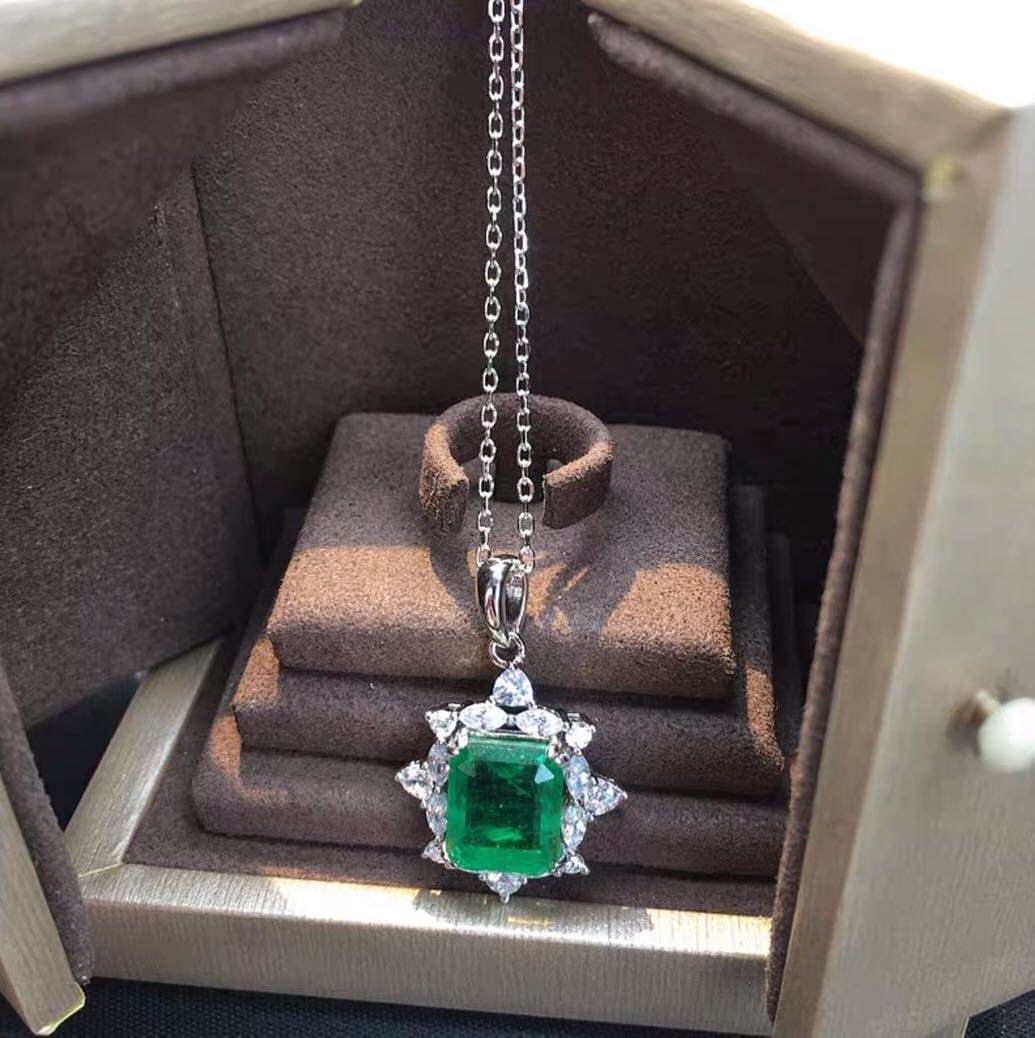 925 Silver Emerald Pendant: 925 Silver Emerald Pendant ****** Metal: 925 Silver / Main Stone: Emerald / Color: Green / Pendant Size: 20*30mm / Length : 45cm