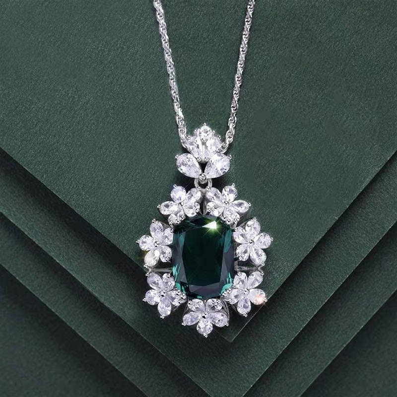 925 Silver Emerald Necklace: 925 Silver Emerald Necklace ****** Metal: 925 Silver / Main Stone: Emerald / Color: Green / Pendant Size: 25*40mm / Length : 55cm