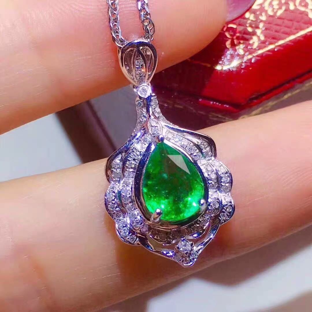 925 Silver Emerald Pendant: 925 Silver Emerald Pendant ****** Metal: 925 Silver / Main Stone: Emerald / Color: Green