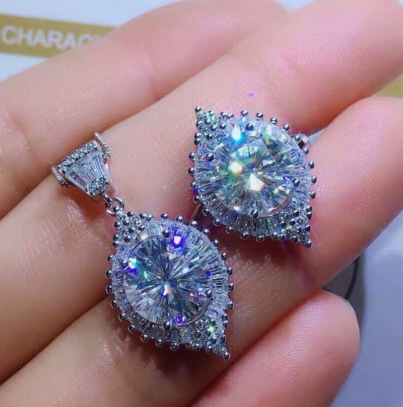 925 Silver Gem Pendant And Ring Two-Piece Set: 925 Silver Gem Pendant And Ring Two-Piece Set ****** Metal: 925 Silver / Main Stone: Moissanite