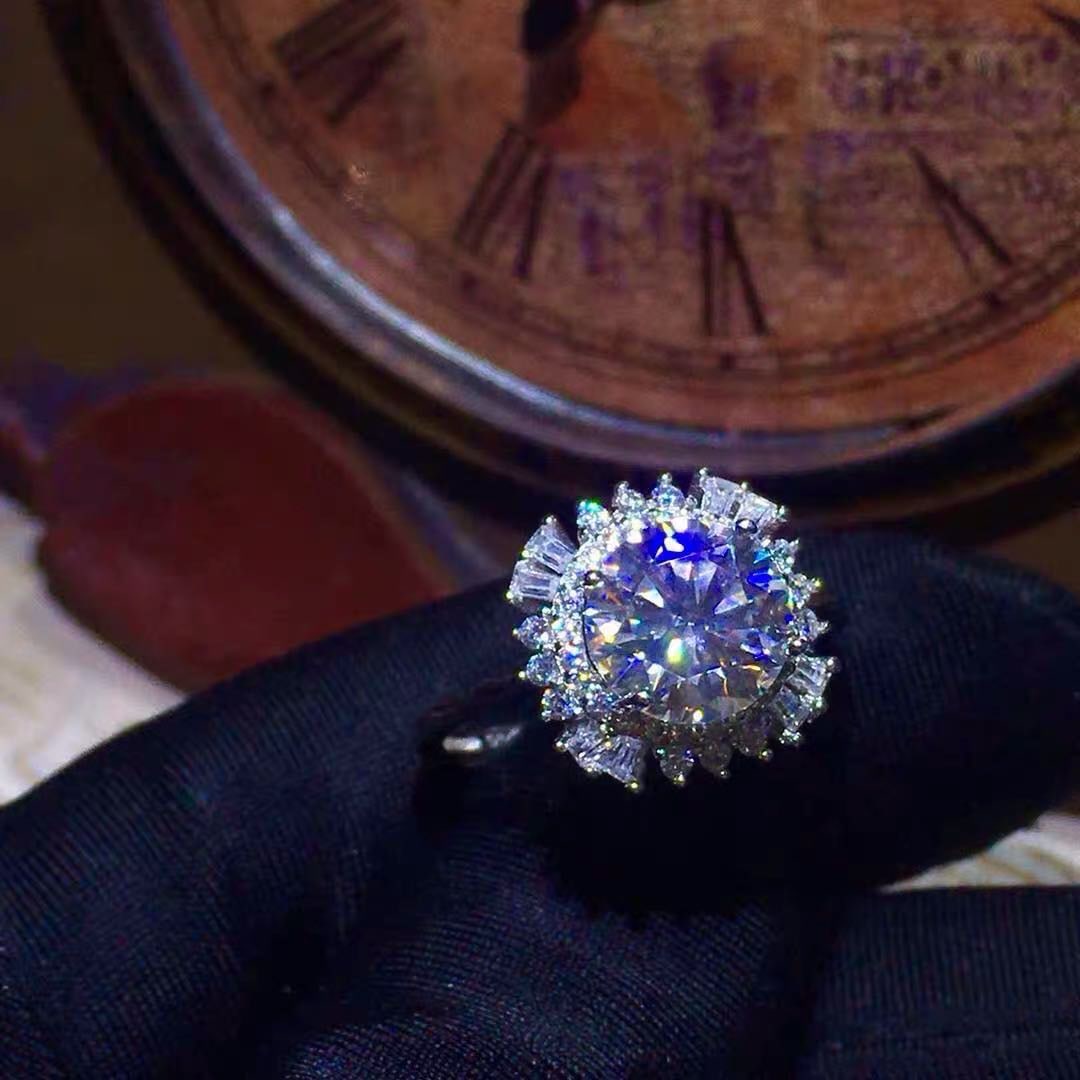 925 Silver Gem Ring: 925 Silver Gem Ring ****** Metal: 925 Silver / Main Stone: Moissanite