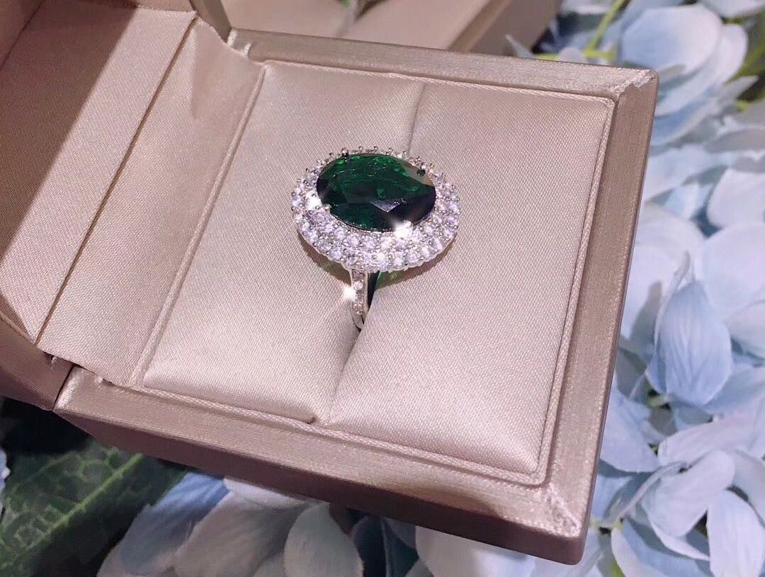 925 Silver Emerald Ring: 925 Silver Emerald Ring ****** Metal: 925 Silver / Main Stone: Emerald / Color: Green / Main Stone Size: 11*13mm / Ring Size: 16*18mm