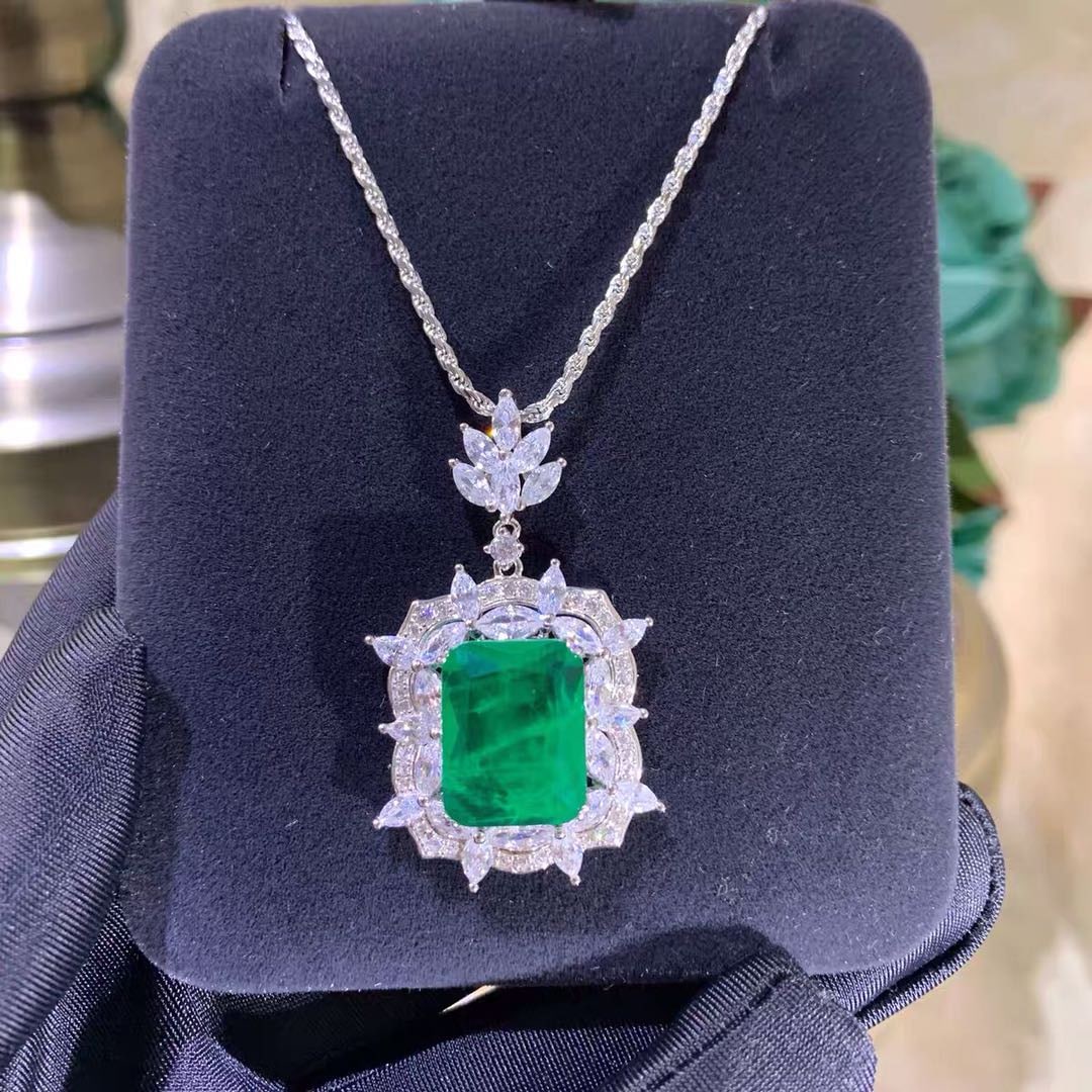 925 Silver Emerald Pendant: 925 Silver Emerald Pendant ****** Metal: 925 Silver / Main Stone: Emerald / Color: Green / Pendant Size: 20*40mm / Length : 45cm