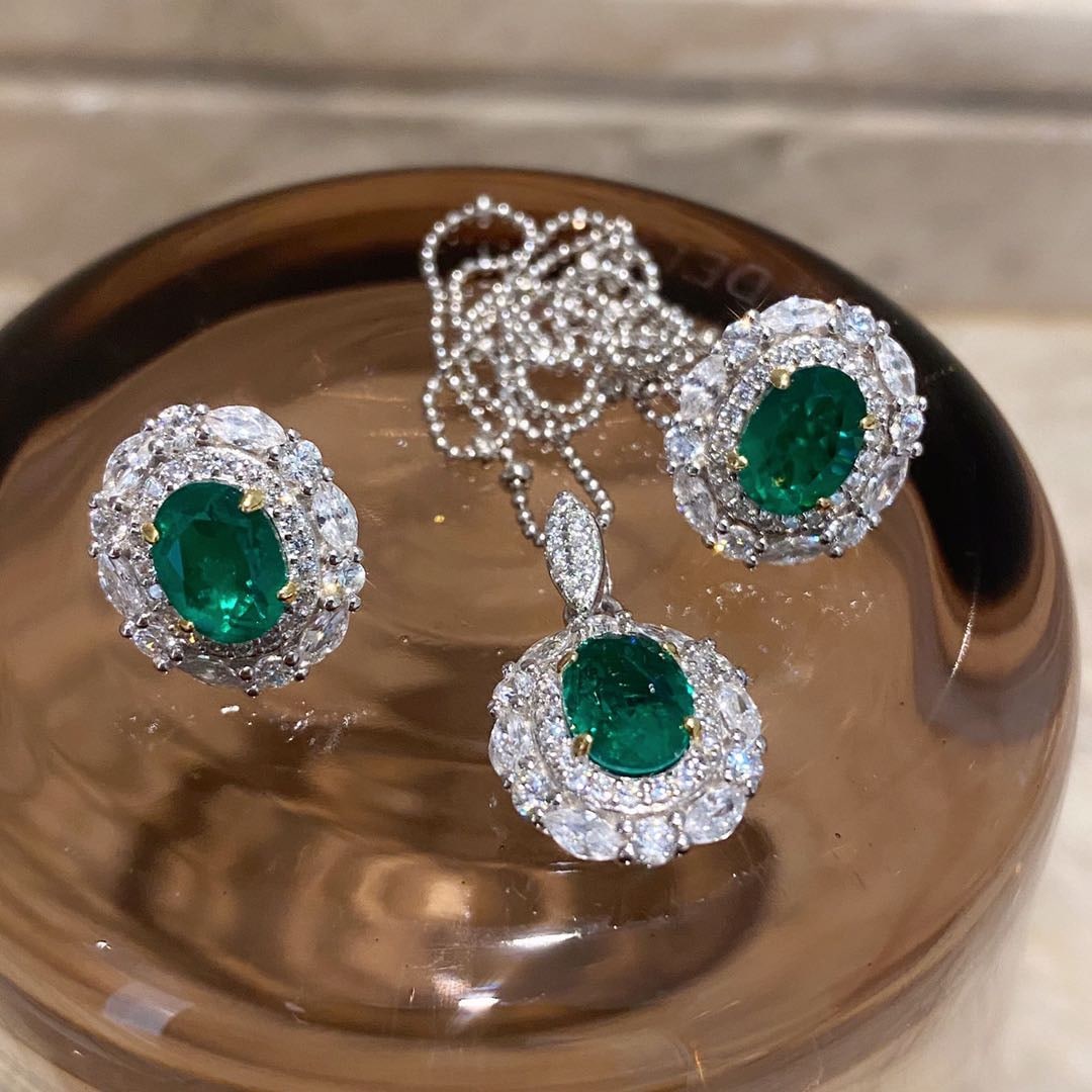 925 Silver Emerald Pendant And Earrings Two-Piece Set: 925 Silver Emerald Pendant And Earrings Two-Piece Set ****** Metal: 925 Silver / Main Stone: Emerald / Color: Green / Main Stone Size: 6*9mm / Size: 13*15mm / Length : 40cm