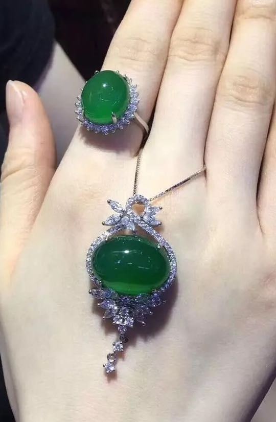 925 Silver Jade Pendant And Ring Two-Piece Set: 925 Silver Jade Pendant And Ring Two-Piece Set ****** Metal: 925 Silver / Main Stone: Jade / Color: Green / Pendant Main Stone Size: 13*18mm / Ring Main Stone Size: 12*14mm