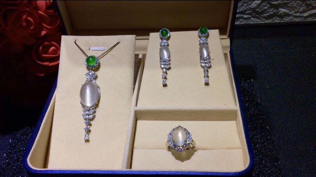 925 Silver Jade Necklace Earrings and Ring Three-Piece Set: 925 Silver Jade Necklace Earrings and Ring Three-Piece Set ****** Metal: 925 Silver / Main Stone: Jade / Color: White