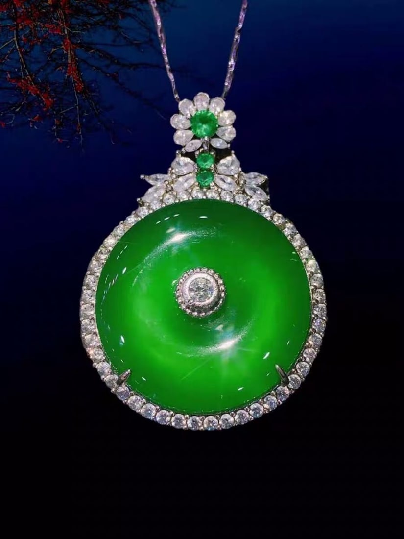 925 Silver Jade Pendant: 925 Silver Jade Pendant ****** Metal: 925 Silver / Main Stone: Jade / Color: Green / Main Stone Size: 30*30mm / Pendant Size: 46*61mm / Pendant Weight: 23grams