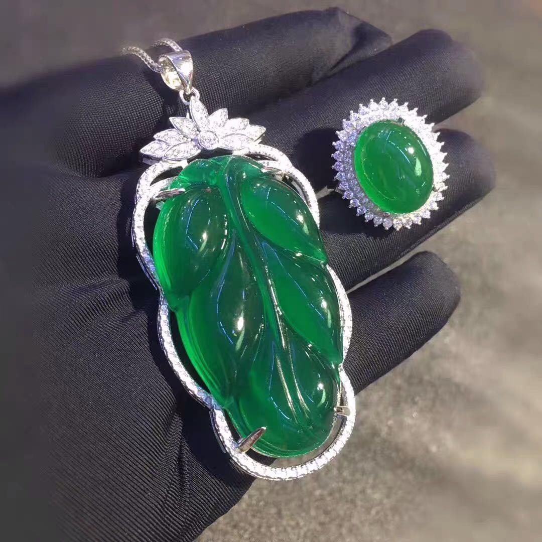 925 Silver Jade Pendant And Ring Two-Piece Set: 925 Silver Jade Pendant And Ring Two-Piece Set ****** Metal: 925 Silver / Main Stone: Jade / Color: Green / Pendant Size: 60*30mm / Ring Size: 12*16mm