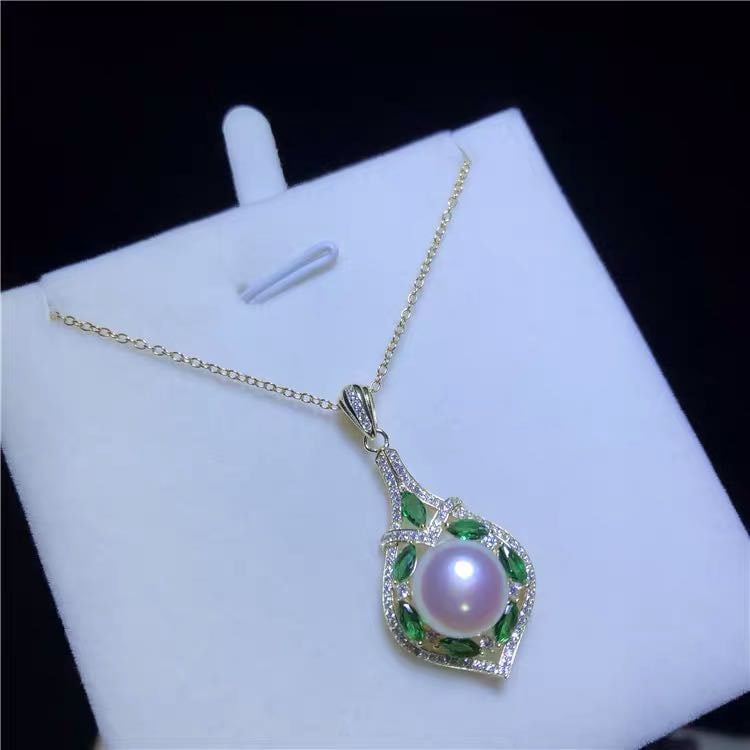 Natural Pearl Embeded Emerald 925 Silver Pendant: Natural Pearl Embeded Emerald 925 Silver Pendant ****** Metal: Natural Pearl / Color: White / Pearl Diameter 12mm
