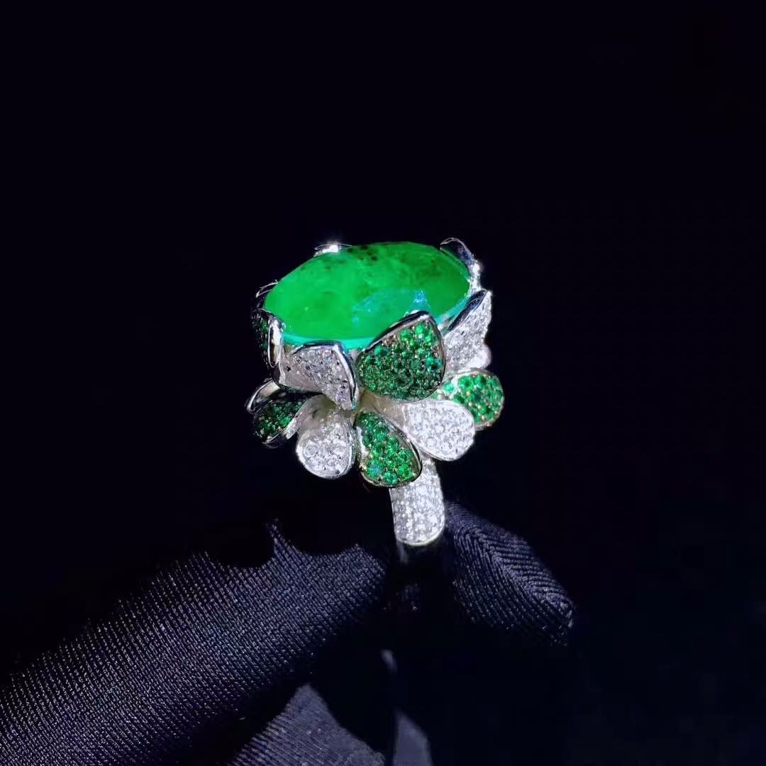925 Silver Emerald Ring: 925 Silver Emerald Ring ****** Metal: 925 Silver / Total Item Weight: 14 grams / Main Stone: Emerald / Color: Green / Main Stone Size: 14*16mm