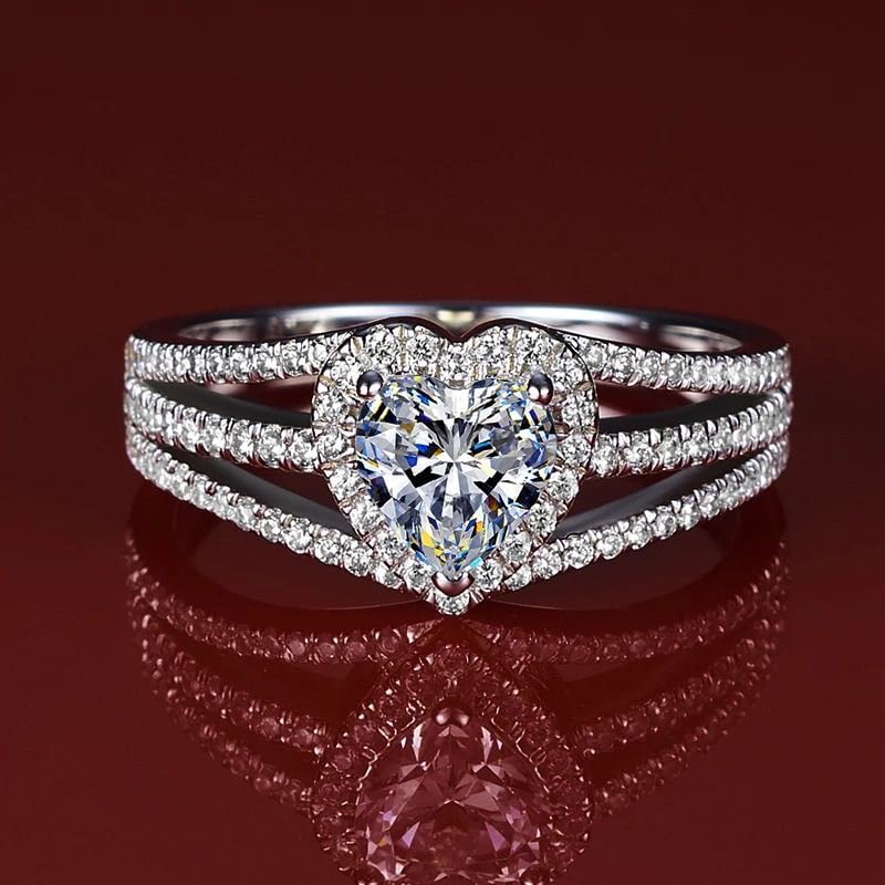925 Silver 1ct Gem Ring: 925 Silver 1ct Gem Ring ****** Metal: 925 Silver / Main Stone: Moissanite / Carat Weight: 1