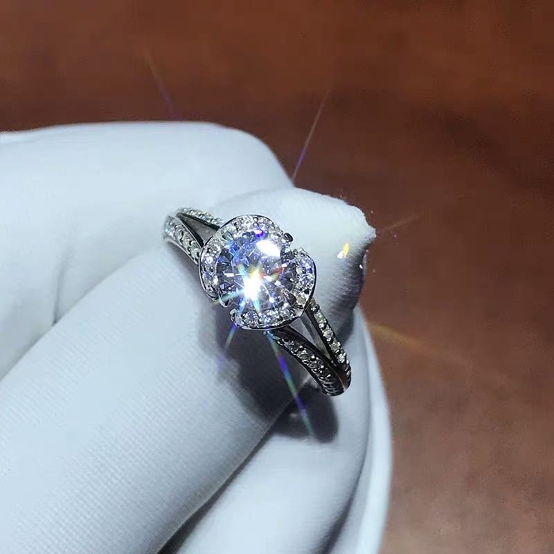 925 Silver 1ct Gem Ring: 925 Silver 1ct Gem Ring ****** Metal: 925 Silver / Main Stone: Moissanite / Carat Weight: 1