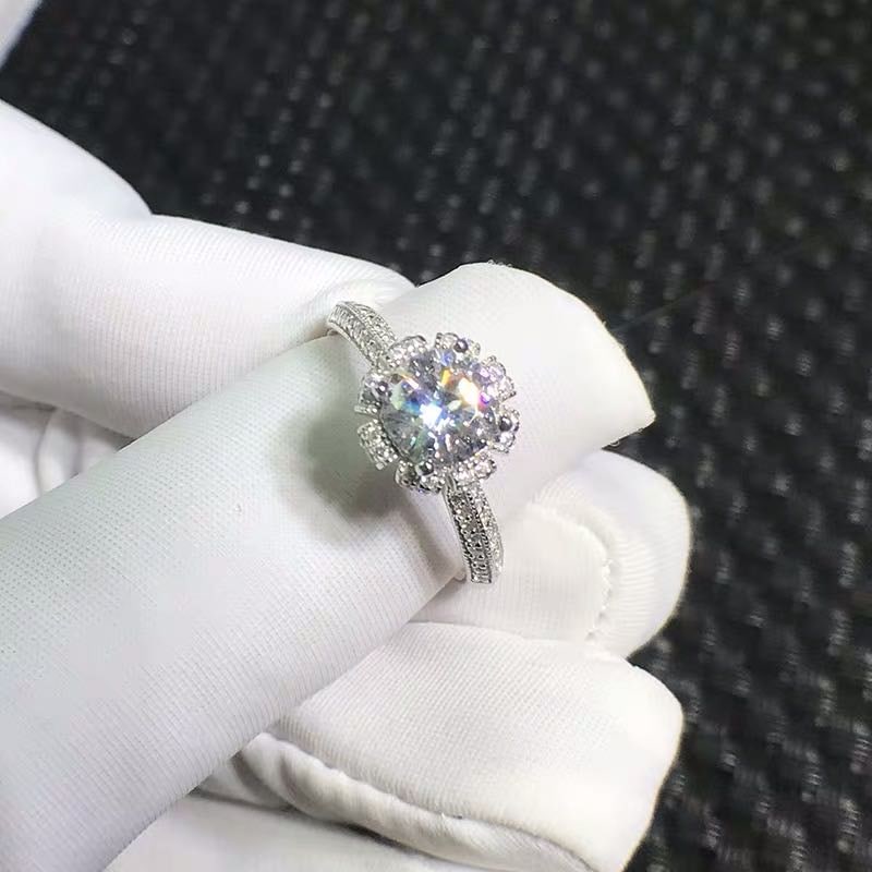925 Silver 1ct Gem Ring: 925 Silver 1ct Gem Ring ****** Metal: 925 Silver / Main Stone: Moissanite / Carat Weight: 1