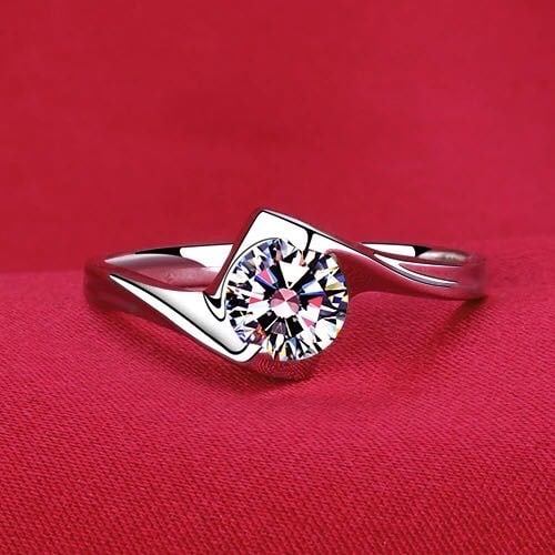 925 Silver Gem Ring: 925 Silver Gem Ring ****** Metal: 925 Silver / Main Stone: Moissanite