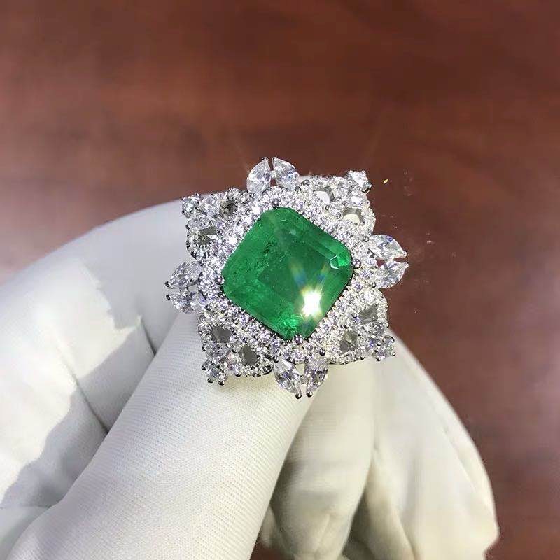 925 Silver 6ct Emerald Ring: 925 Silver 6ct Emerald Ring ****** Metal: 925 Silver / Main Stone: Emerald / Color: Green / Carat Weight: 6 / Main Stone Size: 12*12mm / Size: 24*24mm