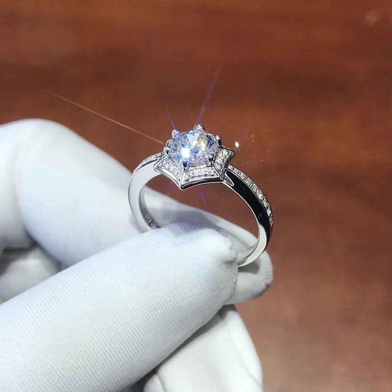 925 Silver 1ct Gem Ring: 925 Silver 1ct Gem Ring ****** Metal: 925 Silver / Main Stone: Moissanite / Carat Weight: 1