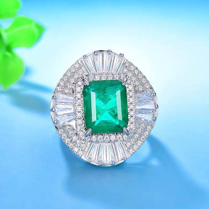 925 Silver 8ct Emerald Ring: 925 Silver 8ct Emerald Ring ****** Metal: 925 Silver / Main Stone: Emerald / Color: Green / Carat Weight: 8 / Main Stone Size: 10*12mm / Size: 24*26mm