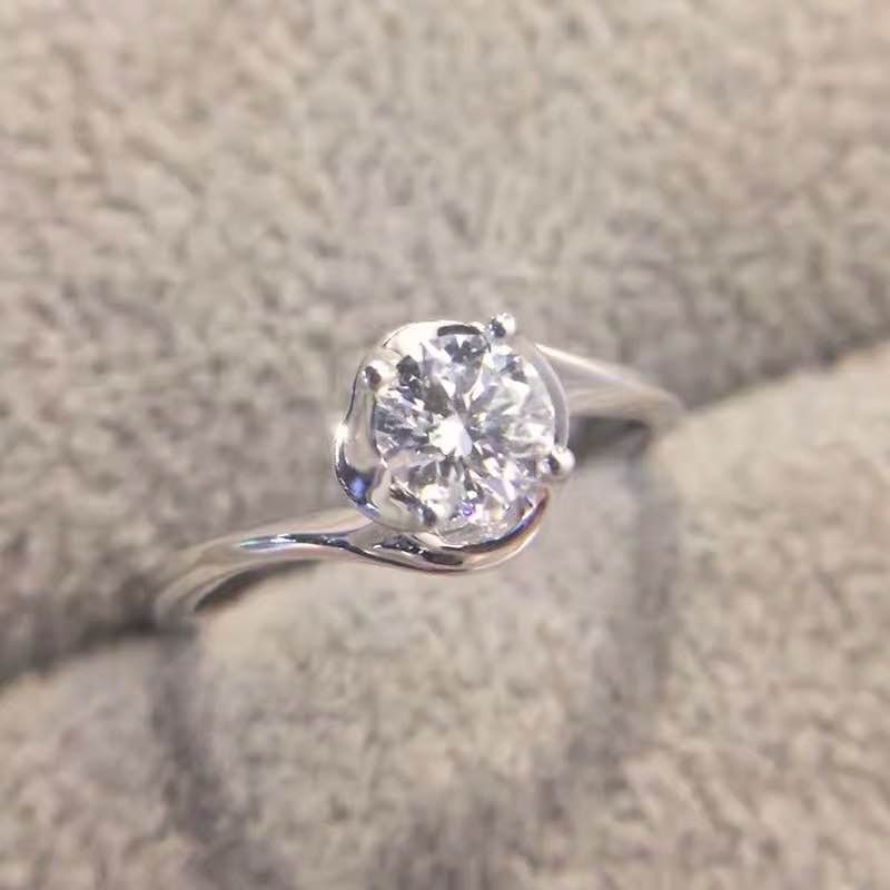 925 Silver Gem Ring: 925 Silver Gem Ring ****** Metal: 925 Silver / Main Stone: Moissanite