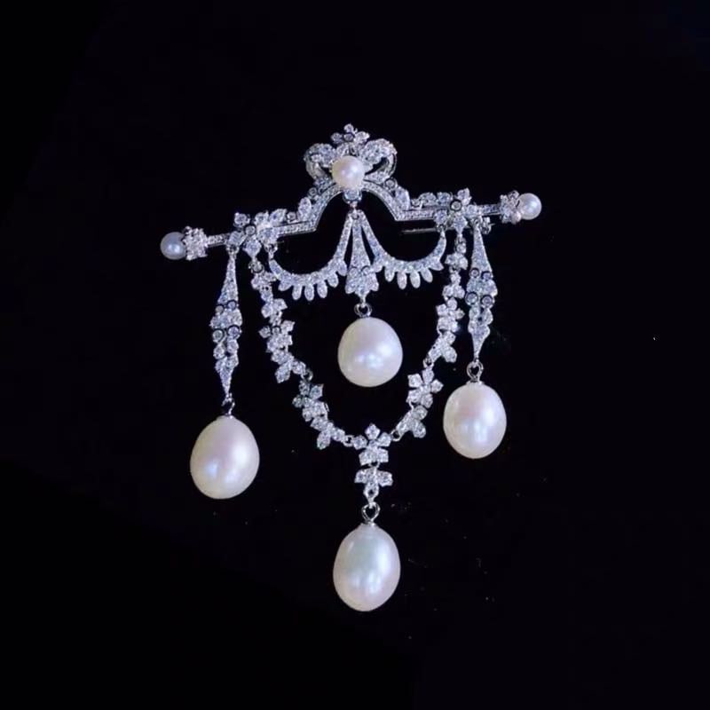 Natural Pearl 925 Silver Brooch: Natural Pearl 925 Silver Brooch ****** Metal: 925 Silver / Total Item Weight: 22 grams / Brooch Length: 80mm