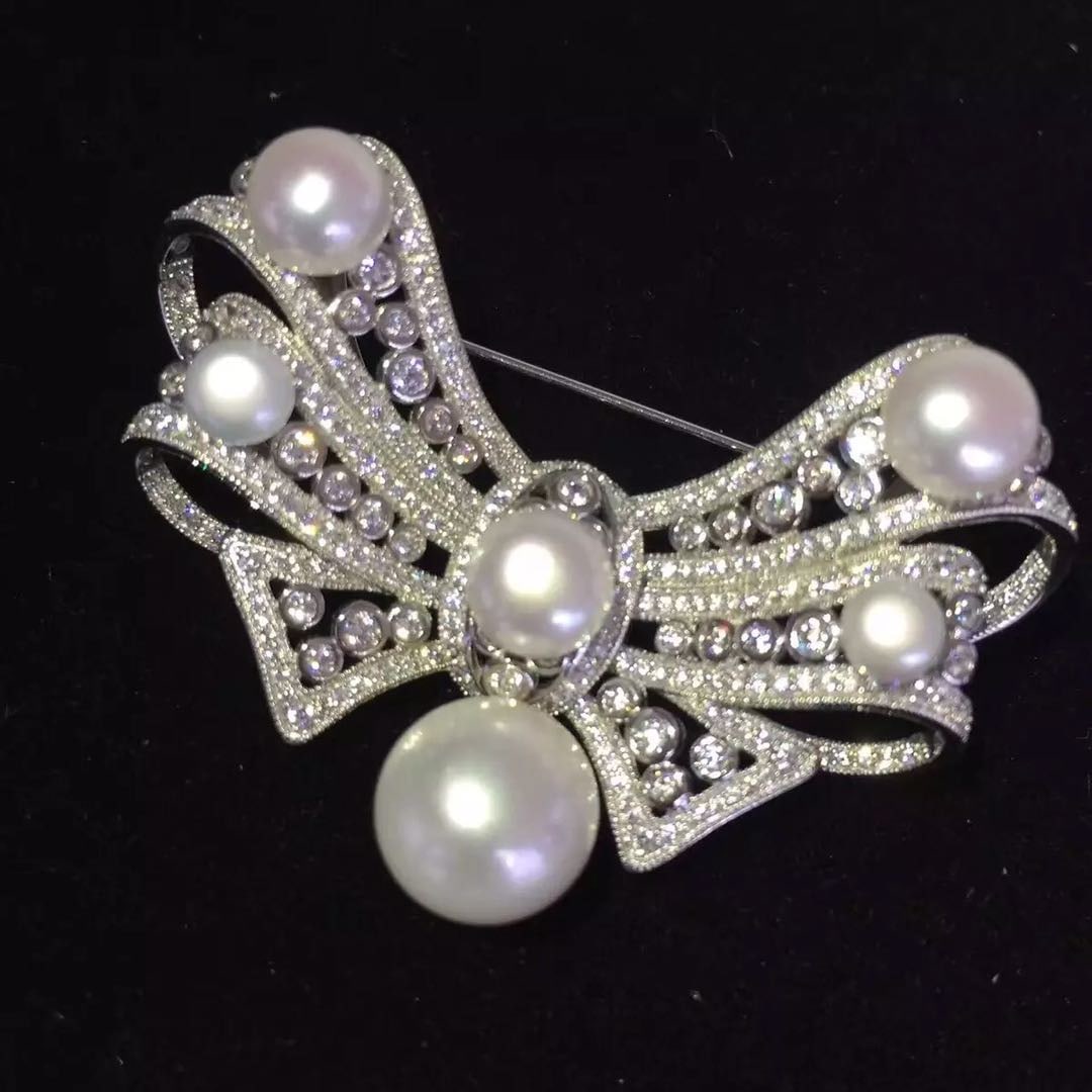 Natural Pearl 925 Silver Brooch: Natural Pearl 925 Silver Brooch ****** Metal: 925 Silver / Total Item Weight: 26 grams / Brooch Length: 58mm