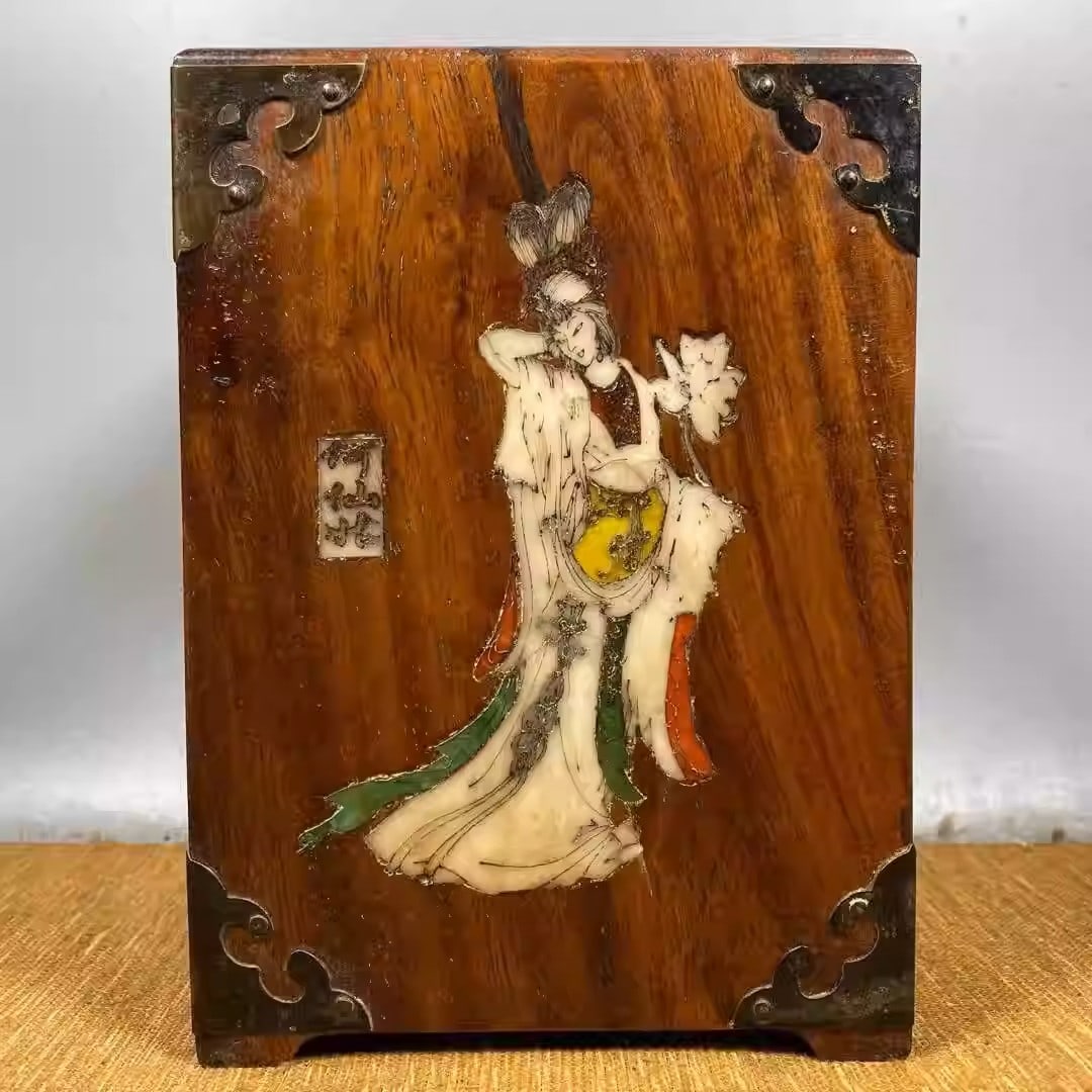 Rosewood pen holder inlaid with mother-of-pearl depicting the Eight Immortals: Dimensions: Length 12.5cm, Width 12.5cm, Height 17cm