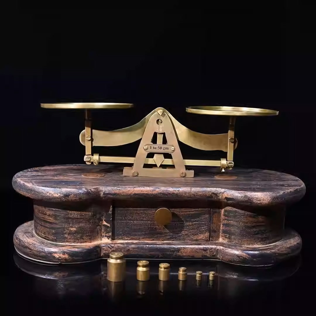 Wooden base balance scale with weights (1 of 5)