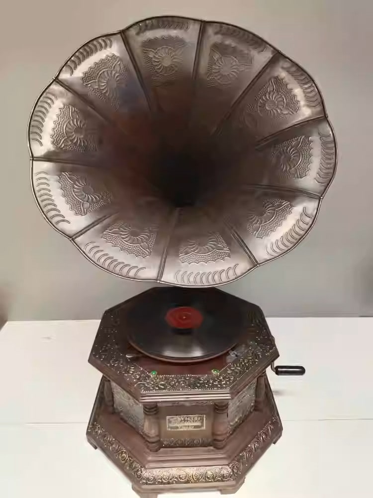 Solid wood, copper-clad, hand-cranked record player: Height: 80 cm, Length: 41 cm, Width: 45 cmSpeaker diameter: 32 cm