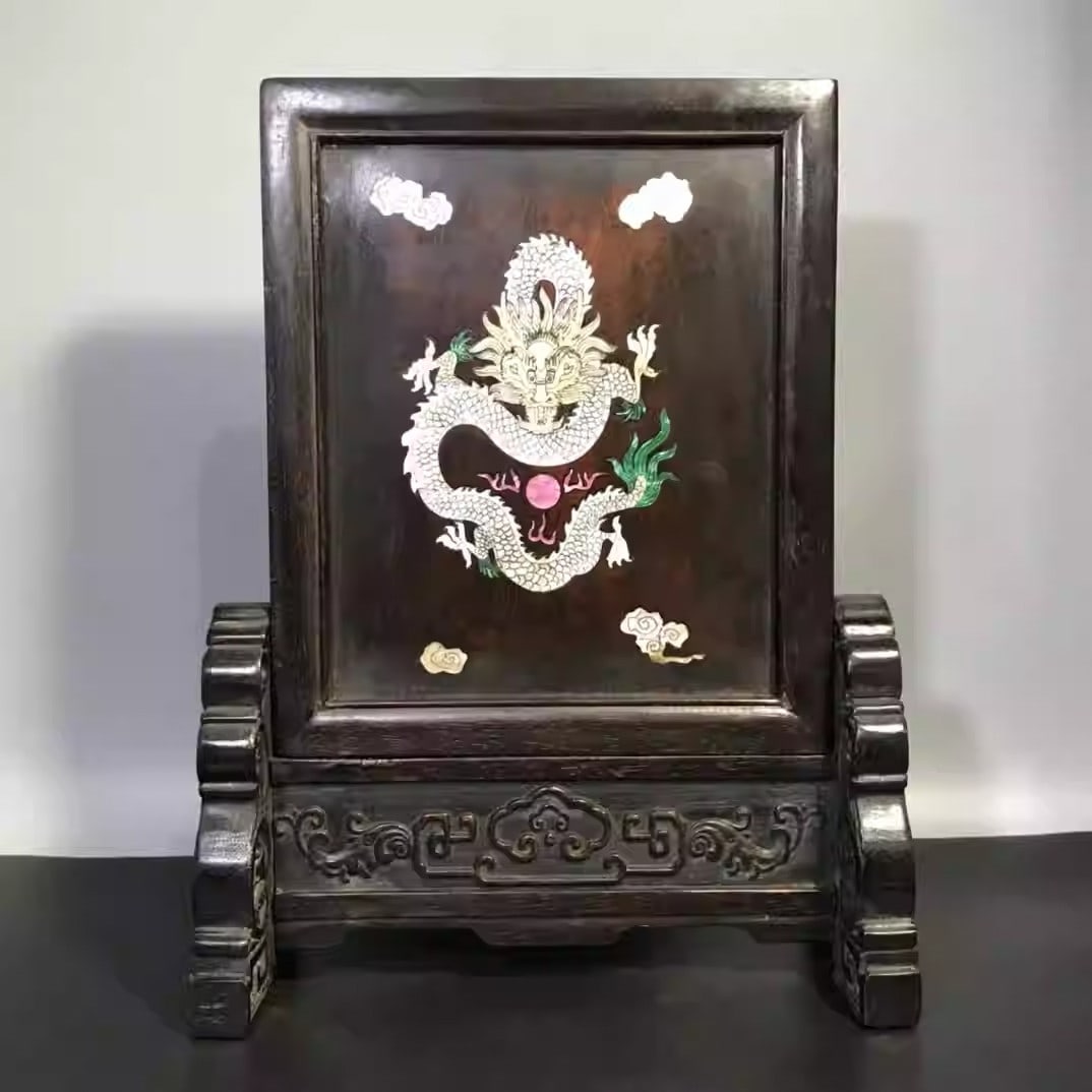 Rosewood screen ornament inlaid with mother-of-pearl, depicting "Dragons Roaming the World": Length 28.5 cm, width 11 cm, height 38 cm.