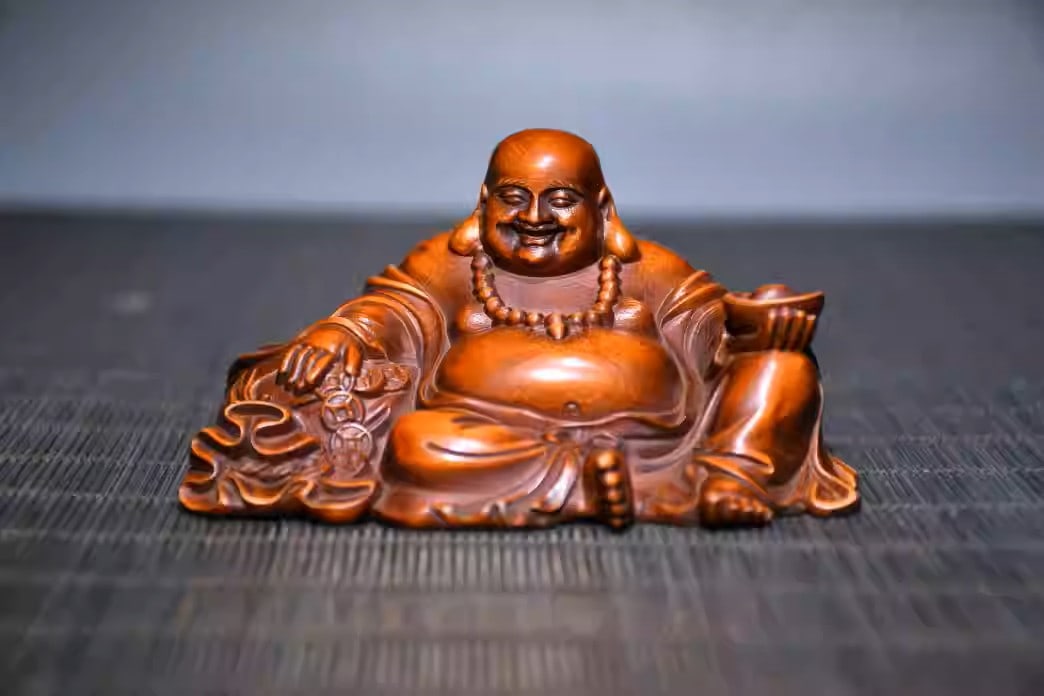 Boxwood finely carved Maitreya Buddha holding a gold ingot: Length 9cm, width 6cm, height 5cm, weight 68g
