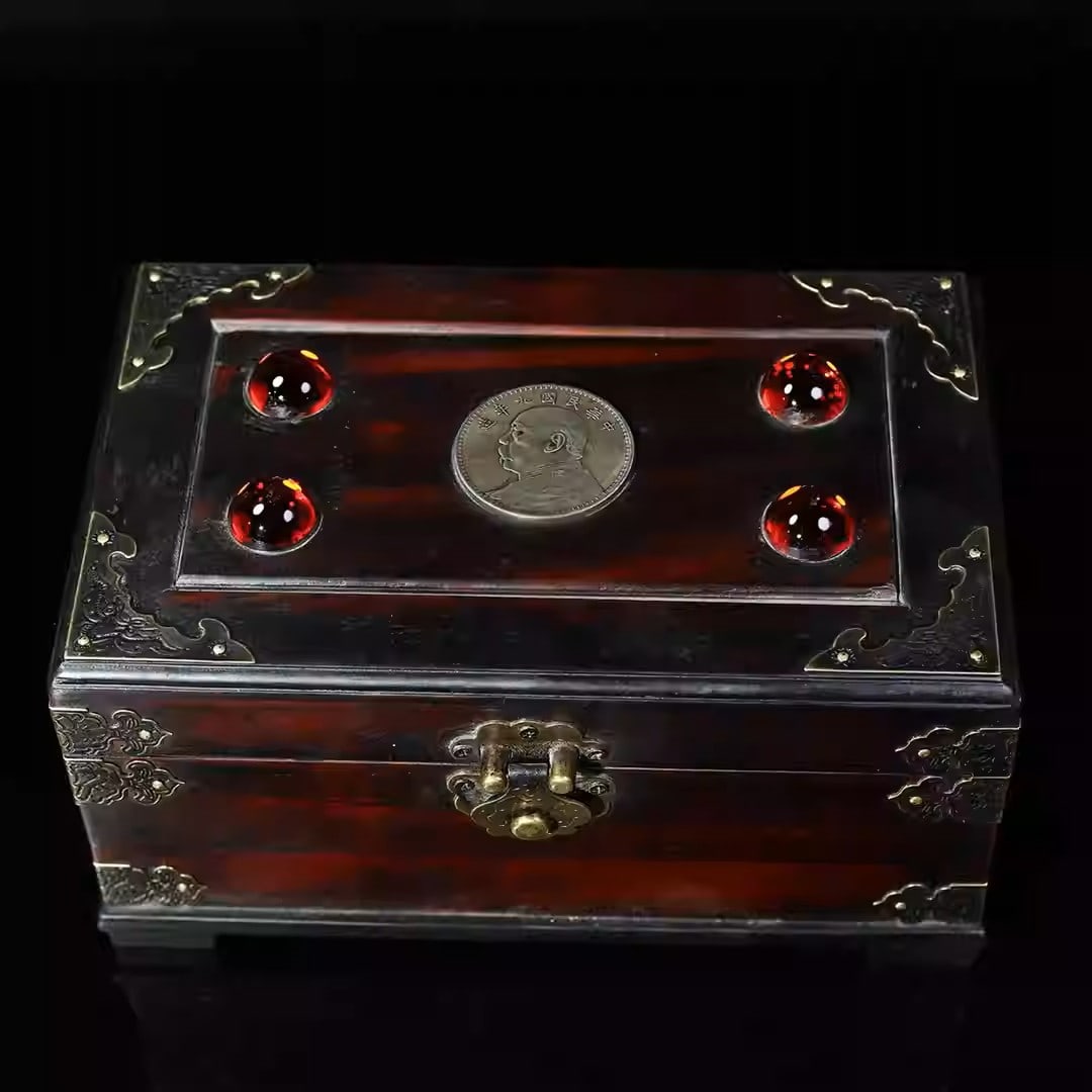 Rosewood jewelry box with copper edges and inlaid silver coins: Length 20.5 cm, width 13.2 cm, height 11 cm, weight 711 grams.