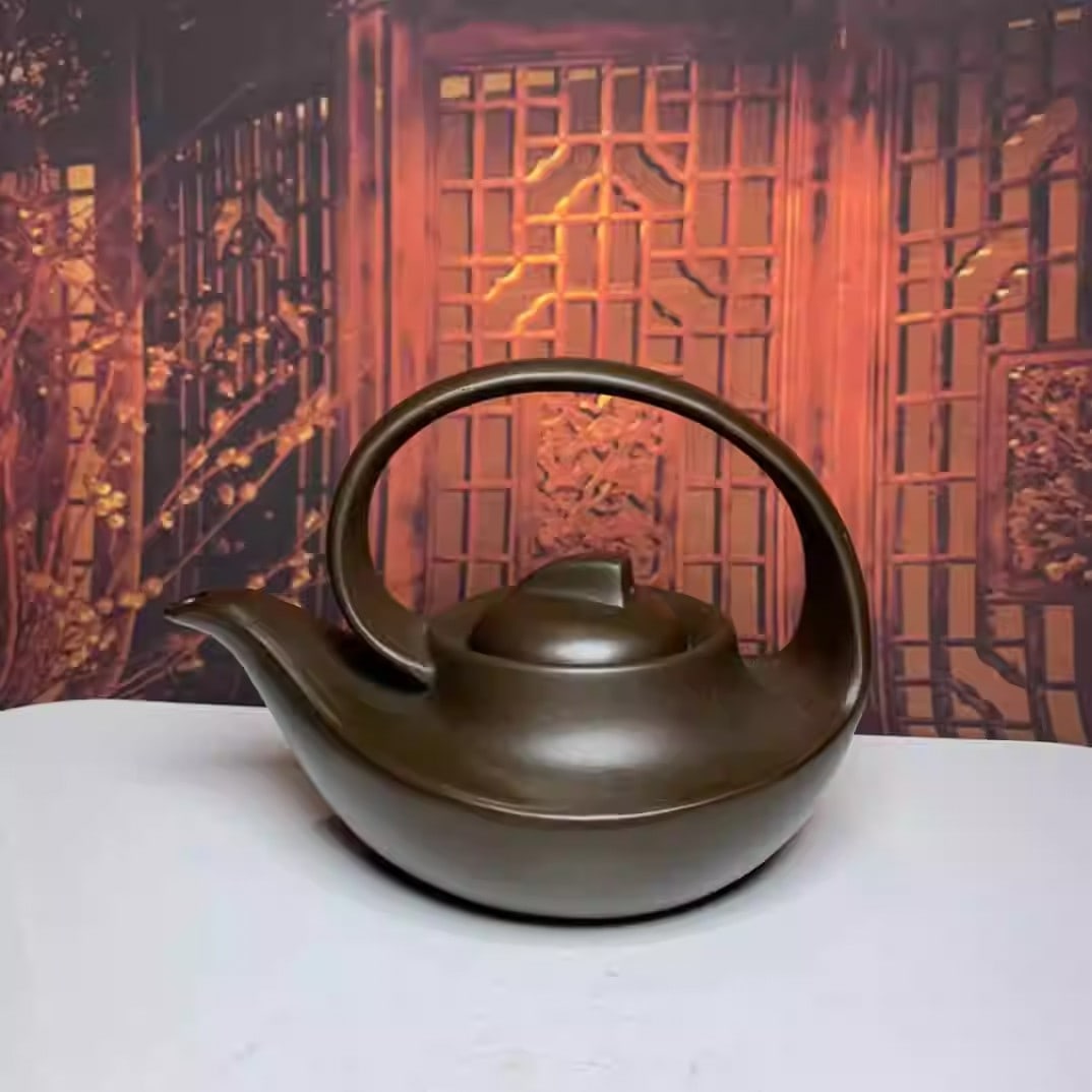 Yixing Zisha Teapot: Base mark: Cao HongxiCapacity: Approximately 380ccZisha clay type: Purple clay