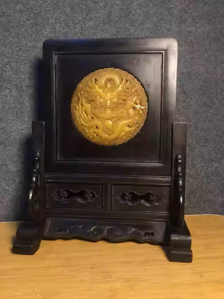 Sandalwood screen ornament inlaid with jade depicting a cloud dragon motif: Length: 28 cm, Width: 15 cm, Height: 35 cm, Weight: 2135 grams