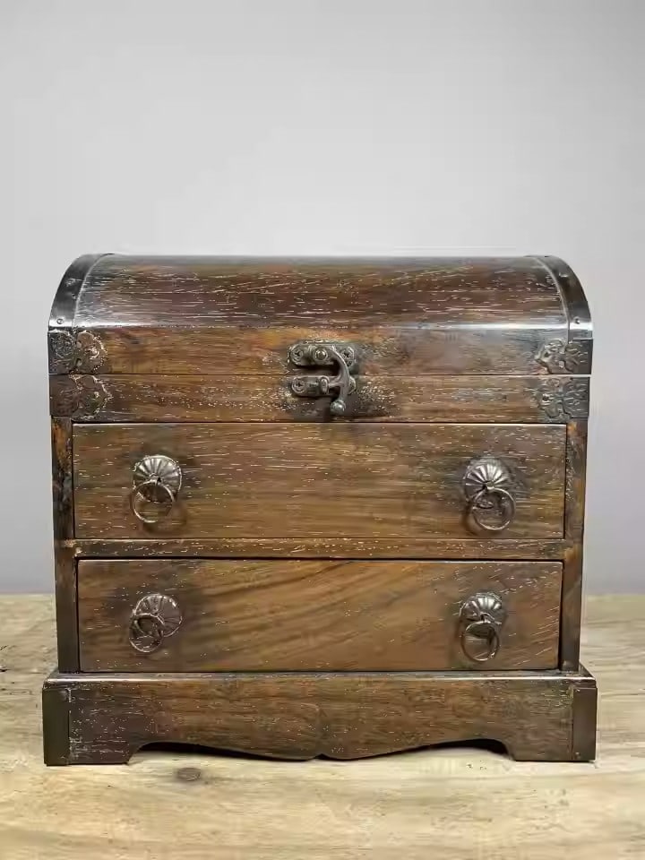 Rosewood jewelry box with brass corner reinforcements: Length 24 cm, height 23 cm, width 16 cm, weight 2389 grams.