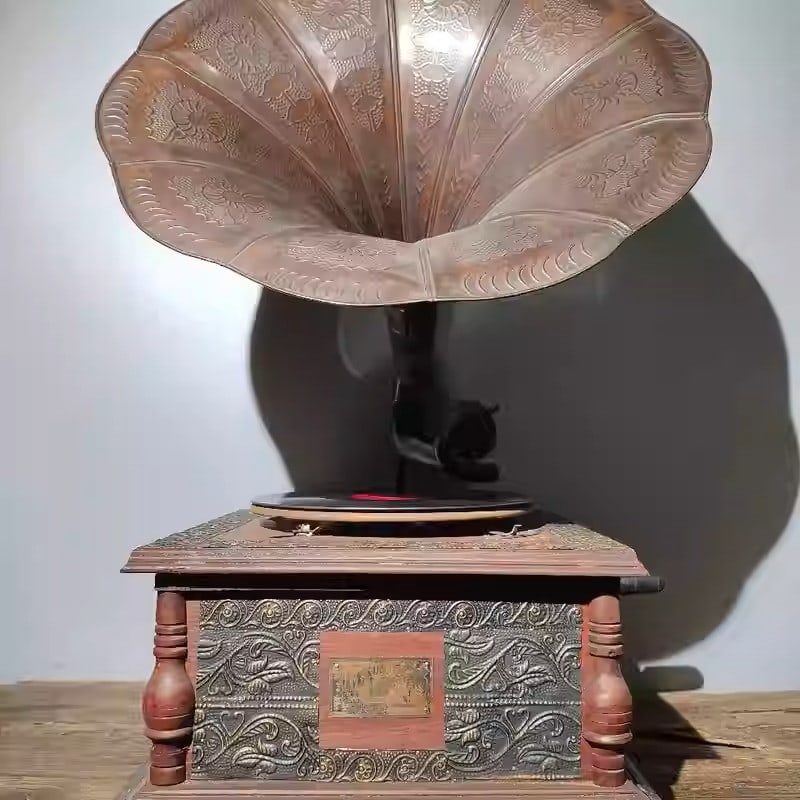 Solid wood, copper-plated, hand-cranked phonograph: Height: 80 cm, Length: 53 cm, Width: 46 cmSpeaker diameter: 48 cm