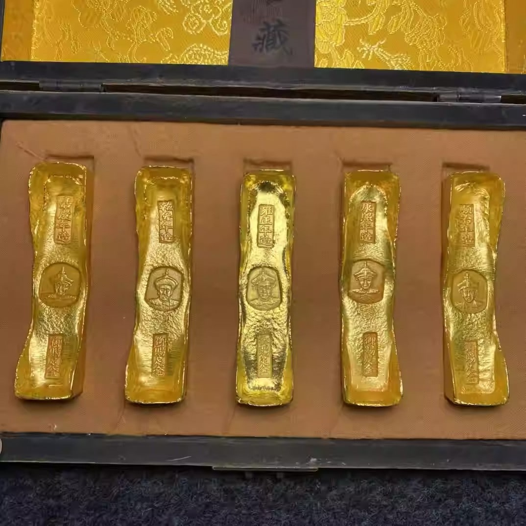 A set of gold bars with a lacquer box: Each gold bar dimensions: 9.4/2.2/1.4 cm (length/width/thickness), Lacquer box dimensions: 25/15/7 cm (length/width/height).