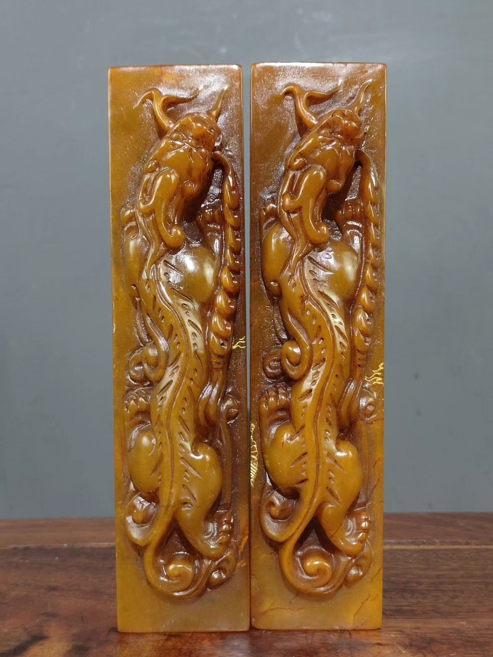 A pair of tianhuang stone paperweights carved with dragon patterns: Dimensions: Length 17cm, Width 4cm, Height 4cm, Total Weight: 1019g