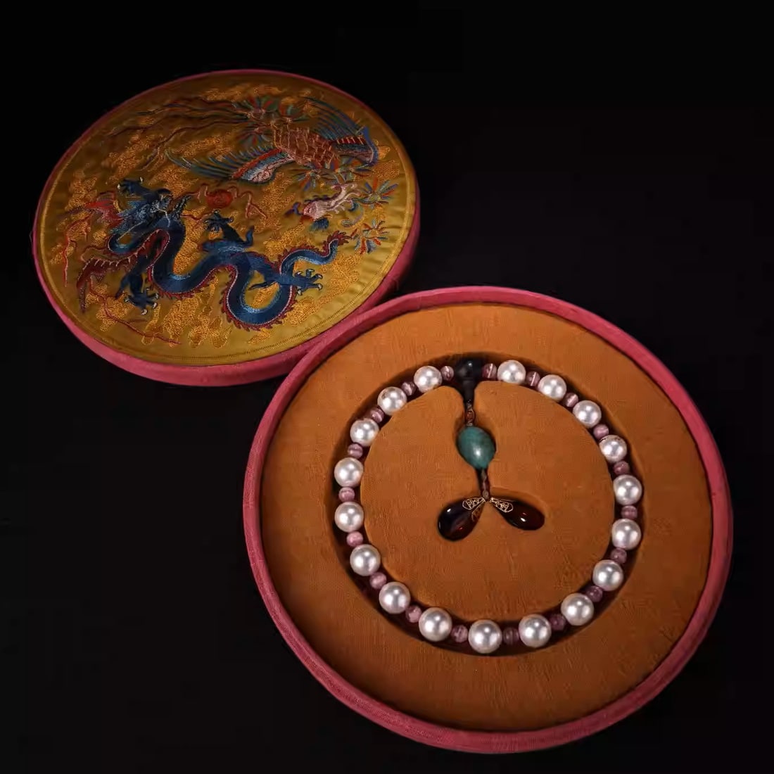 A string of 18 white mother-of-pearl prayer beads with an embroidered box: The beads are 1.8 cm in diameter and weigh 240 grams.