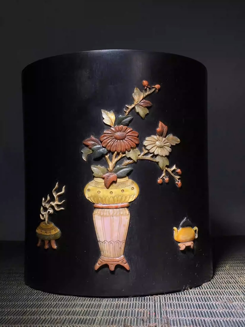 Small-leaf sandalwood pen holder inlaid with multi-gemstones: Dimensions: Width 15.5cm, Height 16.5cm Weight: 1420g