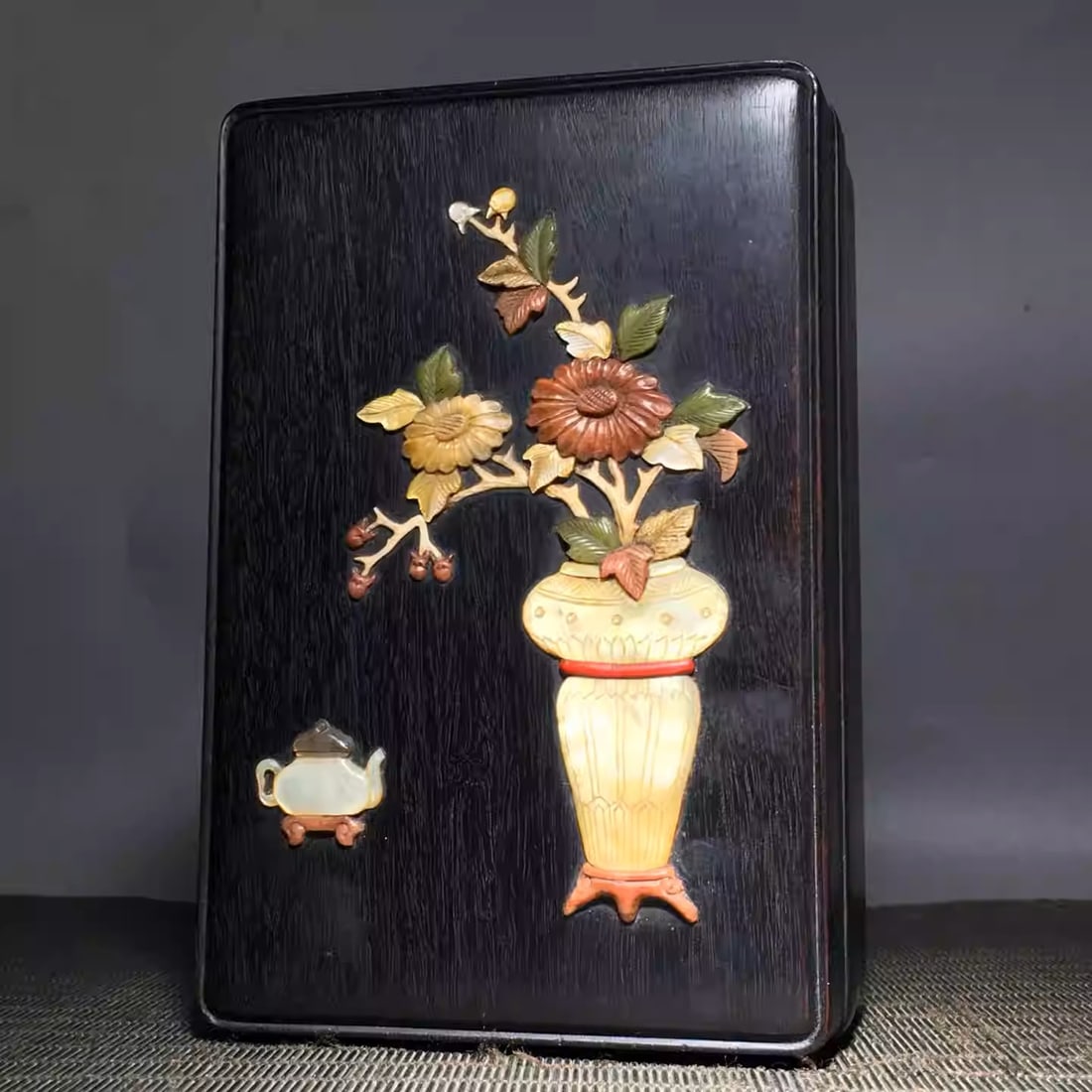 Small-leaf sandalwood inlaid multi-treasure storage box: Dimensions: Length 18cm, Width 12cm, Height 7cm Weight: 561g