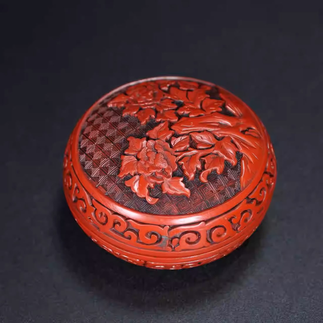 Carved red lacquer box ornament - 2