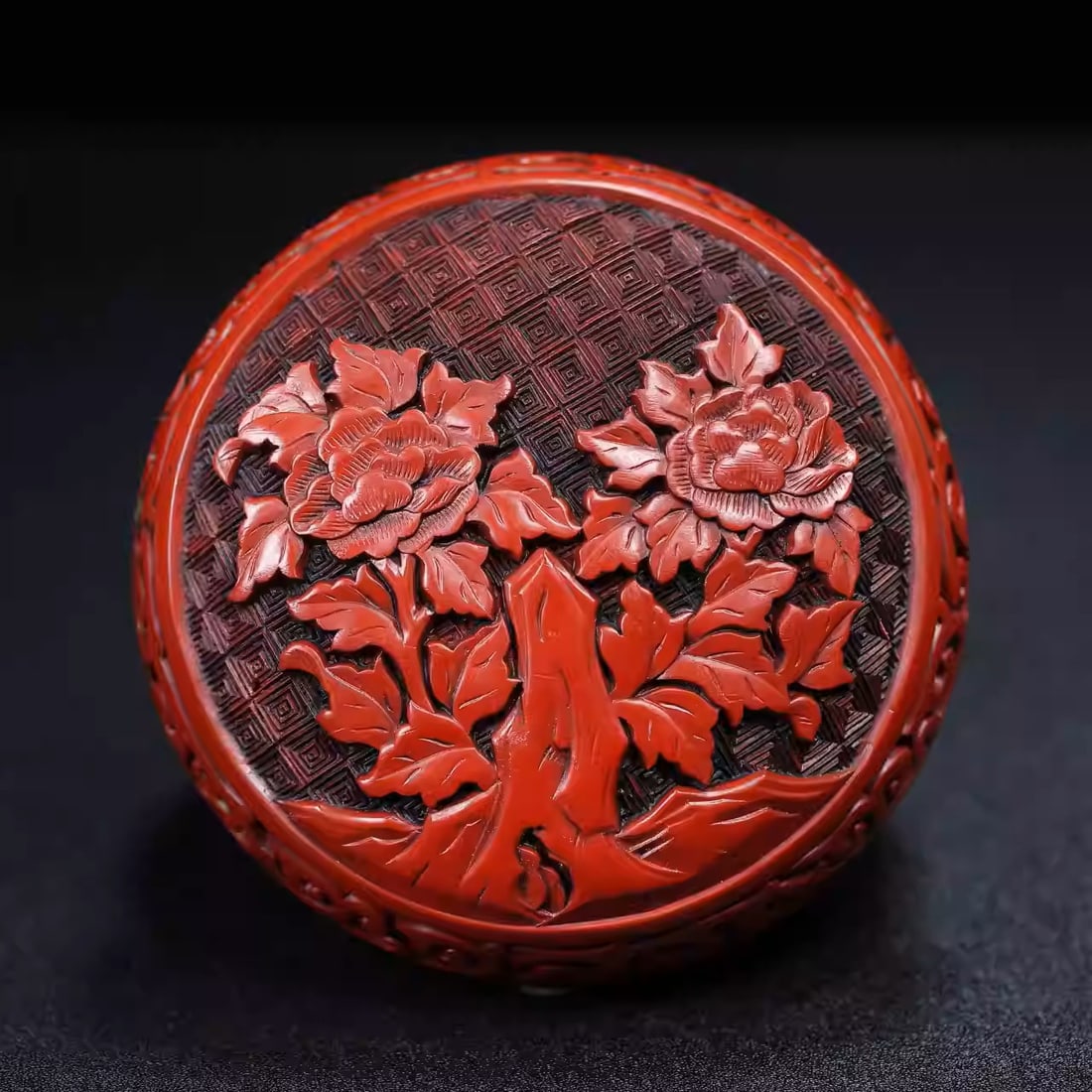 Carved red lacquer box ornament - 3
