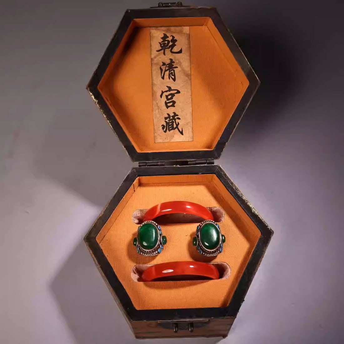 A box of red cat's eye stone bracelets and jade rings: Each bracelet weighs 50 grams and has an inner diameter of 6 centimeters.