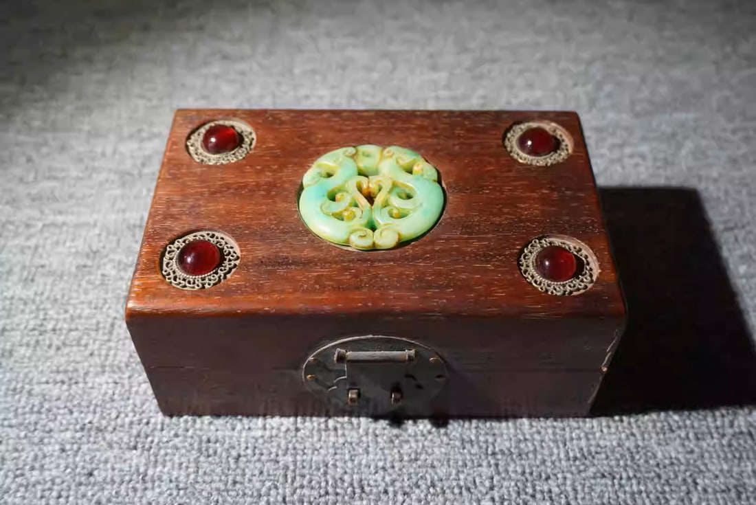 Rosewood jewelry box inlaid with gemstones: Dimensions: Length 16cm, Width 10cm, Height 7cm
