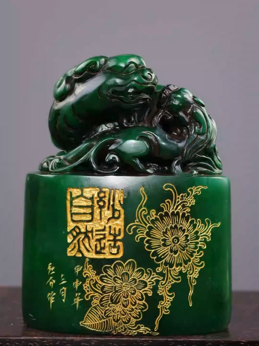 Exquisitely carved green field yellow stone seal depicting the deep bond between mother and child: Dimensions: Length 12.5cm, Width 8.5cm, Height 16cm Weight: 2964g