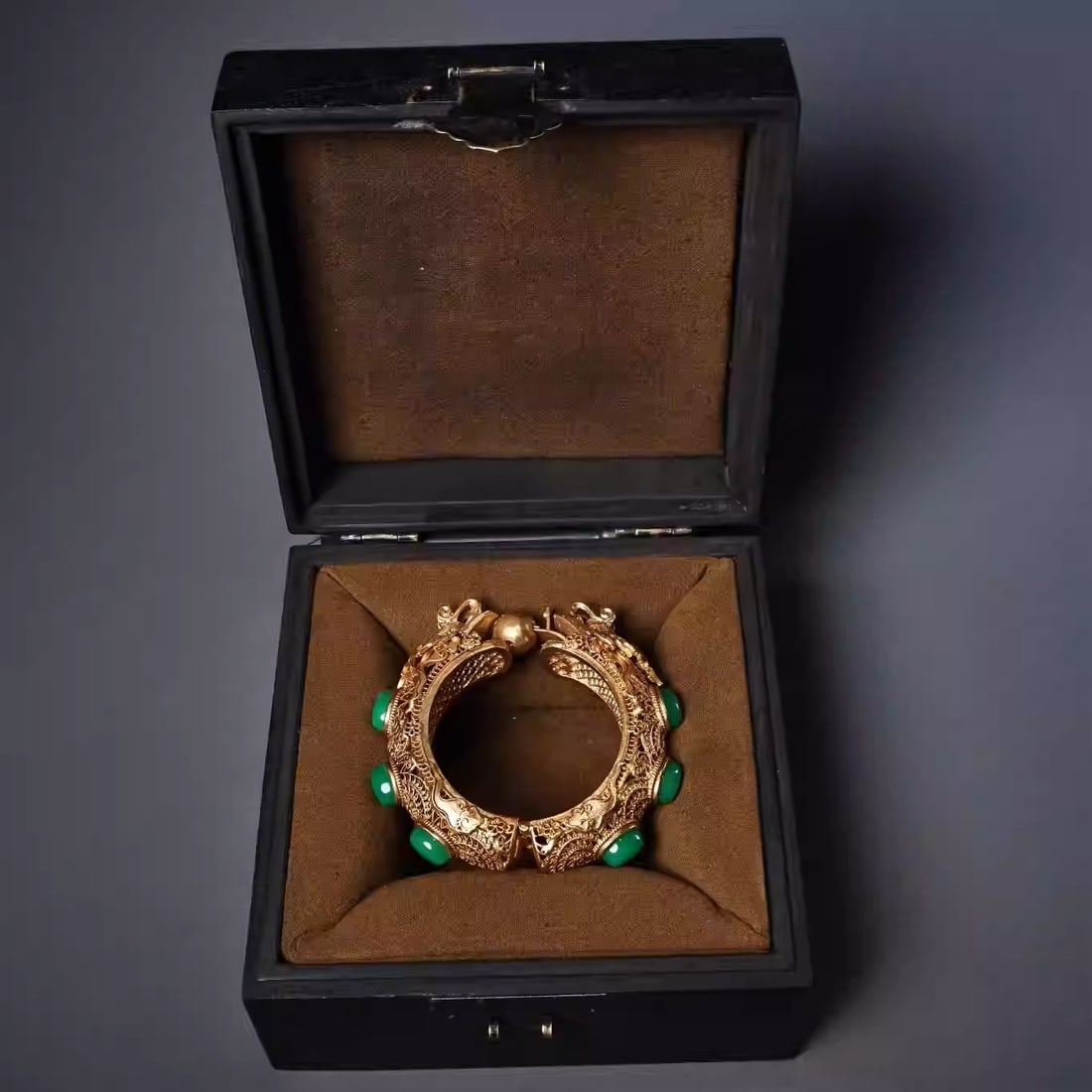 Embossed and engraved filigree openwork gemstone-inlaid dragon head bracelet with an antique: The bracelet weighs 1139 grams, has an inner diameter of 6 cm and a width of 2 cm, and the box measures 15*15*8 cm in length.