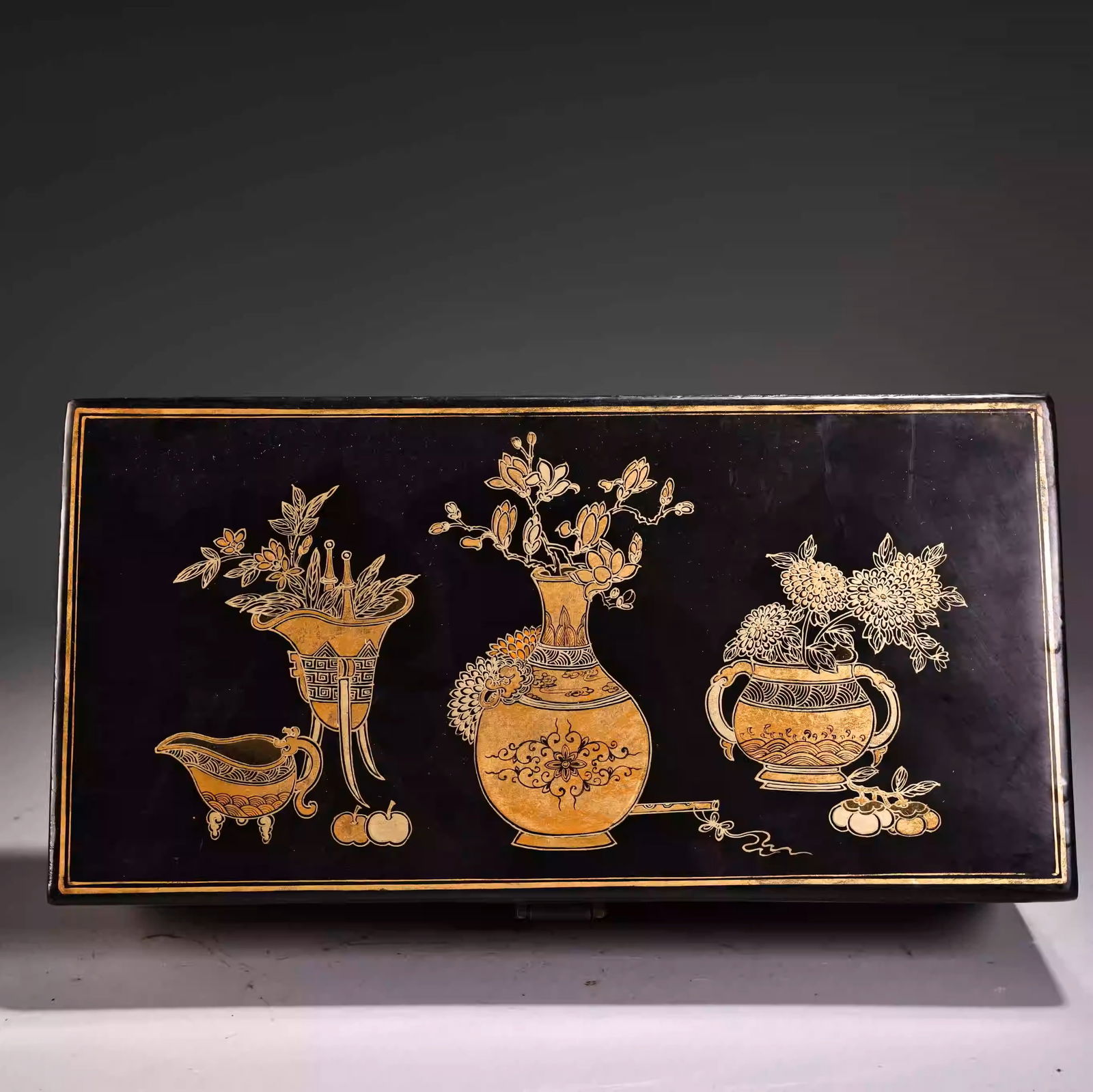 Wooden box with lacquer and gold trim: Dimensions: Width 18, Height 8cm, Weight: 650g